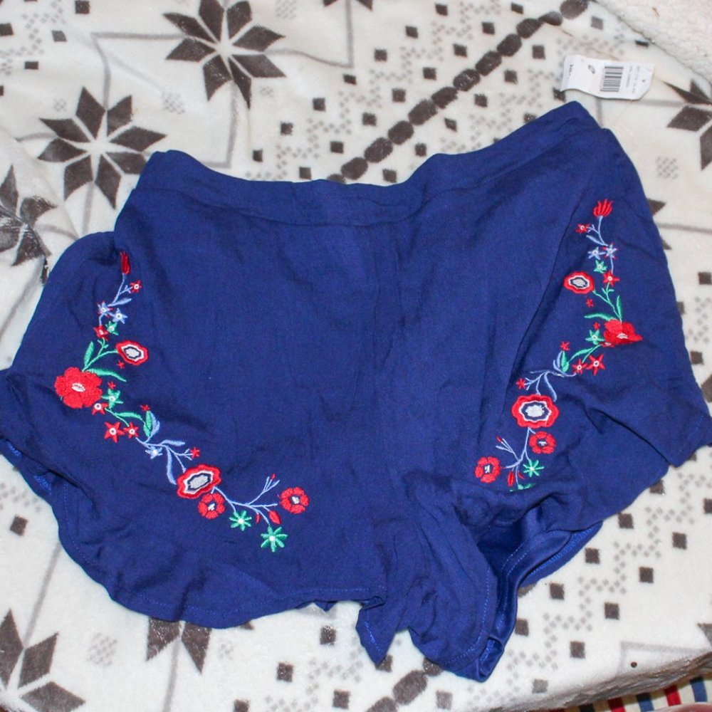 NWT Justify Embroidered Navy Blue Shorts - Picture 1 of 4